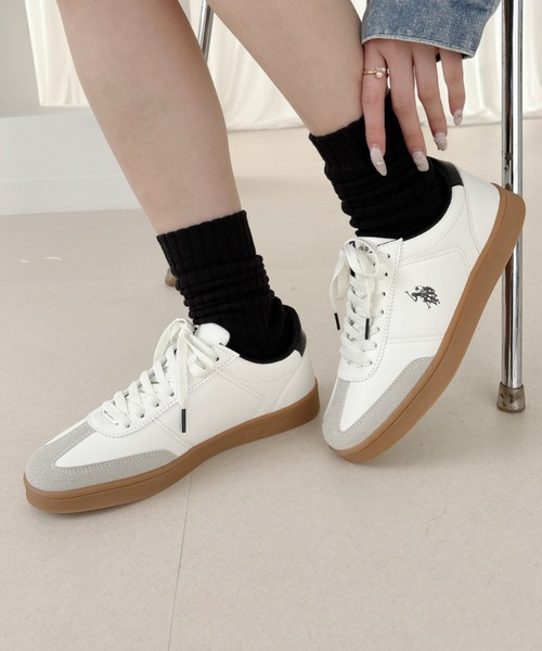 U.S. POLO ASSN.（ユーエスポロアッスン）の「【U.S. POLO ASSN.】カジュアル ローカット レザーライク スニーカー（スニーカー・レディース・ホワイト×ブラック/ベージュ系その他/ネイビー×ホワイト・22.5/23/23.5/24/24.5）」の3枚目の写真