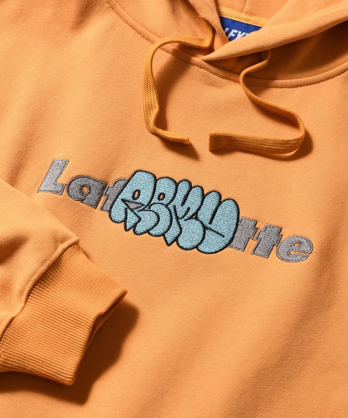 Lafayette（ラファイエット）の「LFYT ラファイエット【Lafayette】 × レミオ 【REMIO】-  ロゴ プルオーバーパーカー イエロー オレンジ 【Lafayette LOGO HOODIE YELLOW ORANGE LE260501】（パーカー・メンズ・オレンジ・SMALL）」の2枚目の写真
