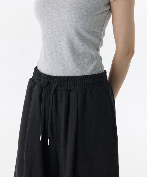 MUSINSA STANDARD WOMAN（ムシンサスタンダードウーマン）の「ウィメンズ ワンタック バミューダ スウェットパンツ [ブラック]（その他パンツ・レディース・その他・SMALL/MEDIUM/LARGE/X-SMALL）」の3枚目の写真
