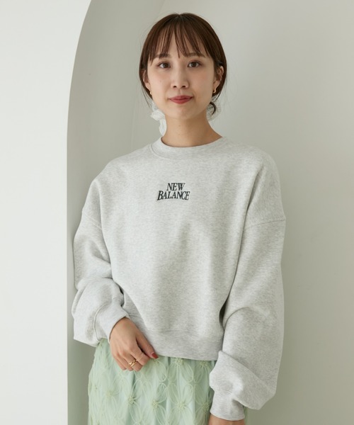 NEW BALANCE(ニューバランス)の「【New Balance for emmi】Track side フリースクルー(スウェット・レディース・ライトグレー・M/S)」の1枚目の写真