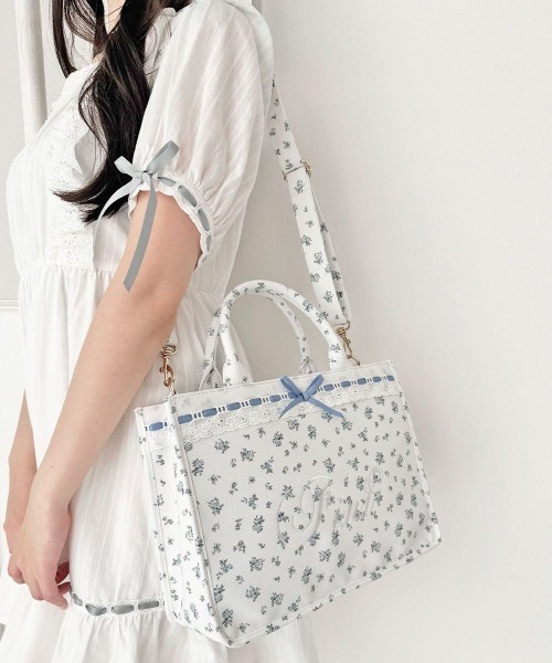 F i.n.t(フィント)の「はしごリボン小花柄トートバッグ(トートバッグ・レディース・ライトブルー/レッド・FREE)」の1枚目の写真
