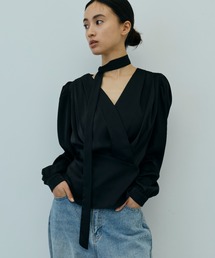 DRWCYS | タックVネックサテンブラウス(シャツ/ブラウス)