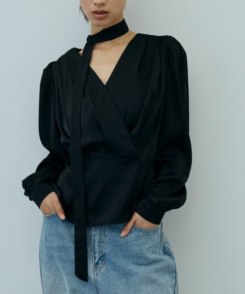 DRWCYS（ドロシーズ）の「タックVネックサテンブラウス（シャツ/ブラウス・レディース・ブラック/ブルー・FREE）」の4枚目の写真