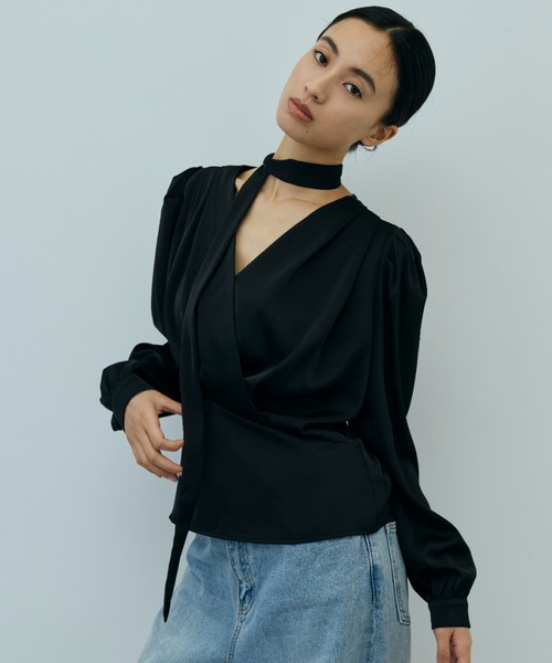 DRWCYS（ドロシーズ）の「タックVネックサテンブラウス（シャツ/ブラウス・レディース・ブラック/ブルー・FREE）」の5枚目の写真
