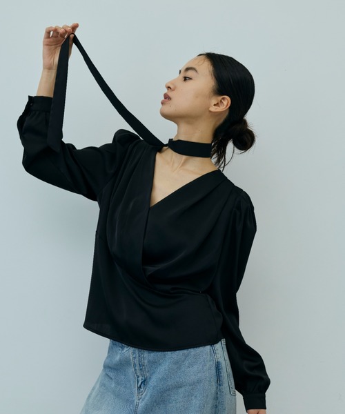 DRWCYS（ドロシーズ）の「タックVネックサテンブラウス（シャツ/ブラウス・レディース・ブラック/ブルー・FREE）」の6枚目の写真