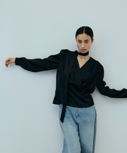 DRWCYS（ドロシーズ）の「タックVネックサテンブラウス（シャツ/ブラウス・レディース・ブラック/ブルー・FREE）」の7枚目の写真