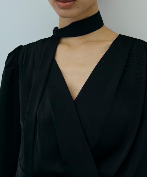 DRWCYS（ドロシーズ）の「タックVネックサテンブラウス（シャツ/ブラウス・レディース・ブラック/ブルー・FREE）」の8枚目の写真