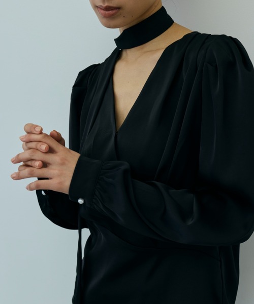 DRWCYS（ドロシーズ）の「タックVネックサテンブラウス（シャツ/ブラウス・レディース・ブラック/ブルー・FREE）」の9枚目の写真