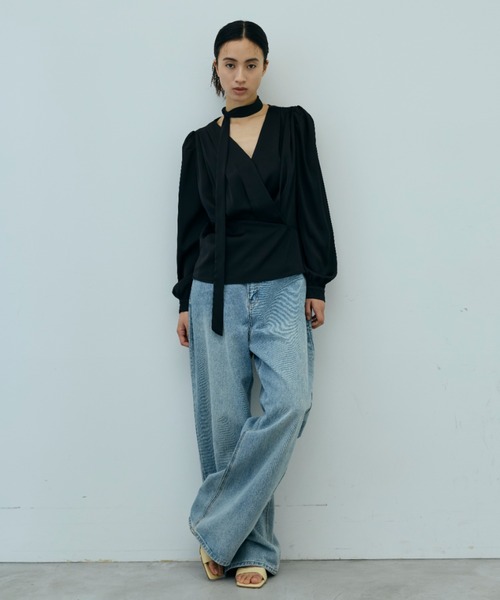 DRWCYS（ドロシーズ）の「タックVネックサテンブラウス（シャツ/ブラウス・レディース・ブラック/ブルー・FREE）」の11枚目の写真