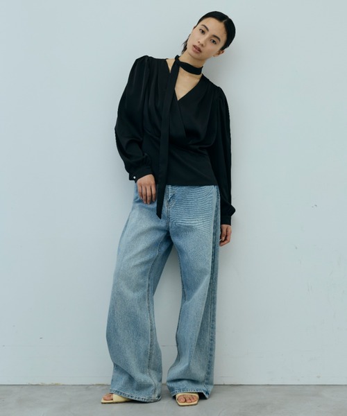 DRWCYS（ドロシーズ）の「タックVネックサテンブラウス（シャツ/ブラウス・レディース・ブラック/ブルー・FREE）」の12枚目の写真