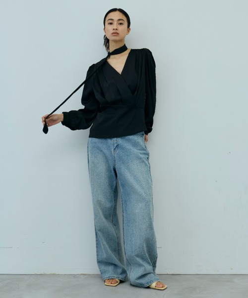 DRWCYS（ドロシーズ）の「タックVネックサテンブラウス（シャツ/ブラウス・レディース・ブラック/ブルー・FREE）」の13枚目の写真