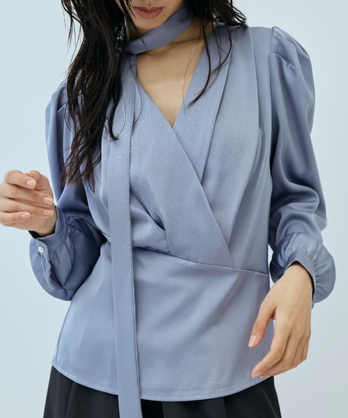 DRWCYS（ドロシーズ）の「タックVネックサテンブラウス（シャツ/ブラウス・レディース・ブラック/ブルー・FREE）」の14枚目の写真