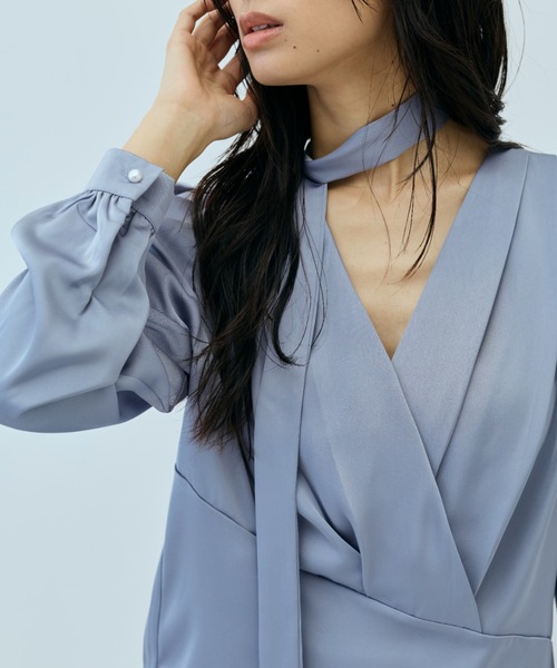 DRWCYS（ドロシーズ）の「タックVネックサテンブラウス（シャツ/ブラウス・レディース・ブラック/ブルー・FREE）」の17枚目の写真