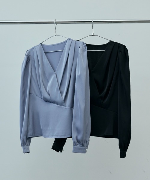 DRWCYS（ドロシーズ）の「タックVネックサテンブラウス（シャツ/ブラウス・レディース・ブラック/ブルー・FREE）」の3枚目の写真