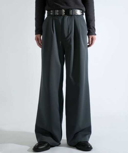 NOIZY(ノイジー)の「two tuck baggy trousers/ツータック バギー トラウザー タックワイドパンツ(スラックス・メンズ・チャコールグレー/グレー系その他/ブラック・LARGE/MEDIUM)」の2枚目の写真
