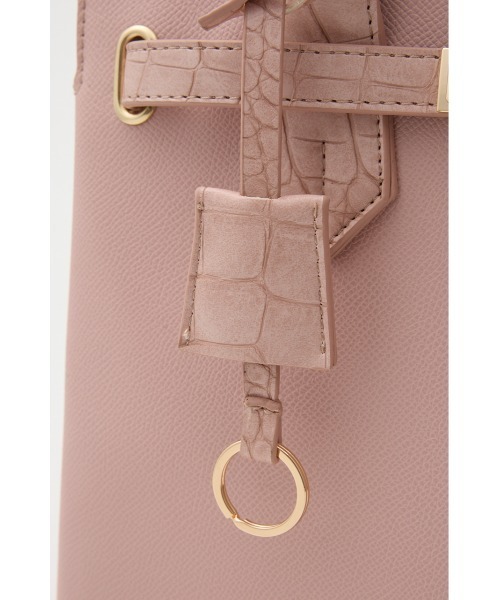 rienda（リエンダ）の「【森香澄さん着用】ベルトデザインカデナバッグ（ショルダーバッグ・レディース・ベージュ/ピンク/ライトブルー/ブラック・FREE）」の18枚目の写真