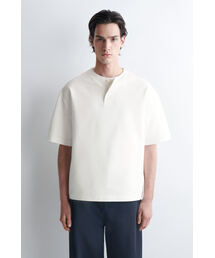 COS（コス）の「オーバーサイズ コットンジャージー ヘンリーTシャツ（Tシャツ/カットソー）」