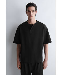 COS（コス）の「オーバーサイズ コットンジャージー ヘンリーTシャツ（Tシャツ/カットソー）」