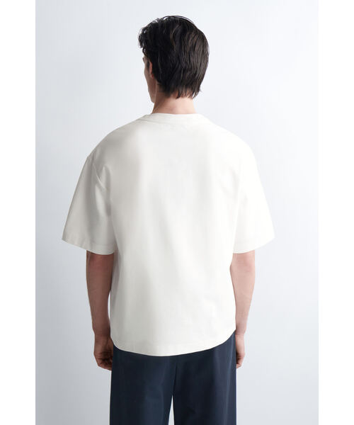 COS(コス)の「オーバーサイズ コットンジャージー ヘンリーTシャツ(Tシャツ/カットソー・メンズ・ホワイト系/ブラック・L/M/S/XS/XL)」の5枚目の写真