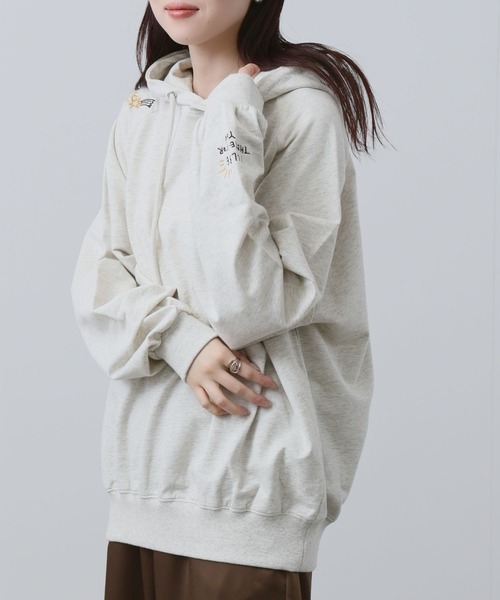 NAVY（ネイビー）の「【NAVY】飛び刺繍 コットン ミニ裏毛 ラグラン プルオーバーパーカー（パーカー・レディース・杢グレー/オフホワイト/グリーン系その他/オートミール・FREE）」の3枚目の写真