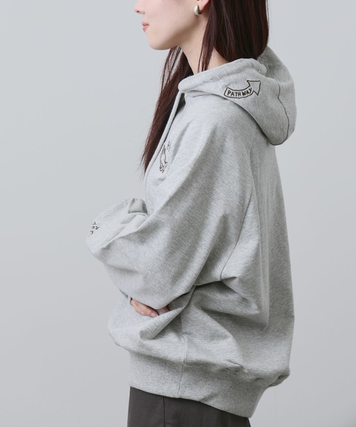 NAVY（ネイビー）の「【NAVY】飛び刺繍 コットン ミニ裏毛 ラグラン プルオーバーパーカー（パーカー・レディース・杢グレー/オフホワイト/グリーン系その他/オートミール・FREE）」の5枚目の写真