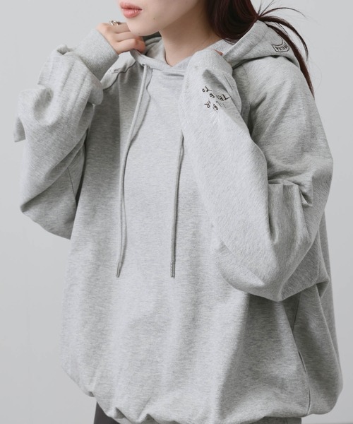 NAVY（ネイビー）の「【NAVY】飛び刺繍 コットン ミニ裏毛 ラグラン プルオーバーパーカー（パーカー・レディース・杢グレー/オフホワイト/グリーン系その他/オートミール・FREE）」の6枚目の写真