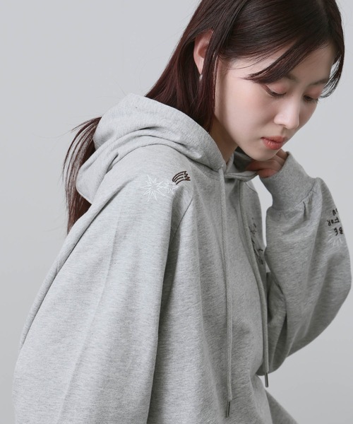 NAVY（ネイビー）の「【NAVY】飛び刺繍 コットン ミニ裏毛 ラグラン プルオーバーパーカー（パーカー・レディース・杢グレー/オフホワイト/グリーン系その他/オートミール・FREE）」の7枚目の写真