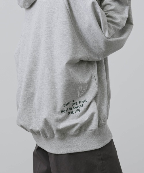 NAVY（ネイビー）の「【NAVY】飛び刺繍 コットン ミニ裏毛 ラグラン プルオーバーパーカー（パーカー・レディース・杢グレー/オフホワイト/グリーン系その他/オートミール・FREE）」の8枚目の写真