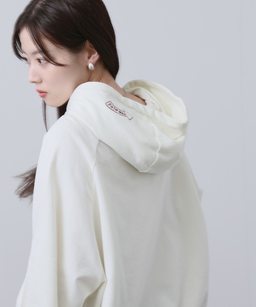 NAVY（ネイビー）の「【NAVY】飛び刺繍 コットン ミニ裏毛 ラグラン プルオーバーパーカー（パーカー・レディース・杢グレー/オフホワイト/グリーン系その他/オートミール・FREE）」の13枚目の写真