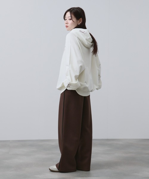 NAVY（ネイビー）の「【NAVY】飛び刺繍 コットン ミニ裏毛 ラグラン プルオーバーパーカー（パーカー・レディース・杢グレー/オフホワイト/グリーン系その他/オートミール・FREE）」の16枚目の写真