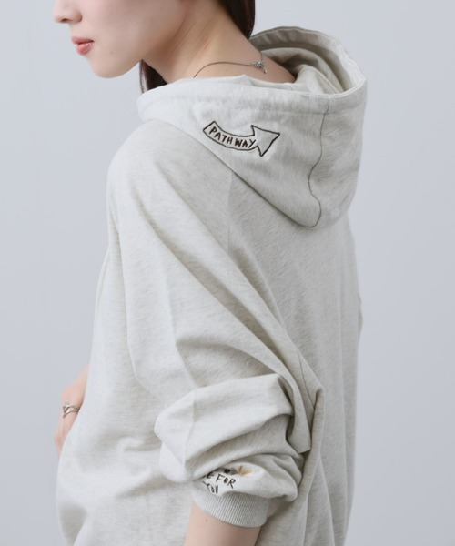 NAVY（ネイビー）の「【NAVY】飛び刺繍 コットン ミニ裏毛 ラグラン プルオーバーパーカー（パーカー・レディース・杢グレー/オフホワイト/グリーン系その他/オートミール・FREE）」の19枚目の写真