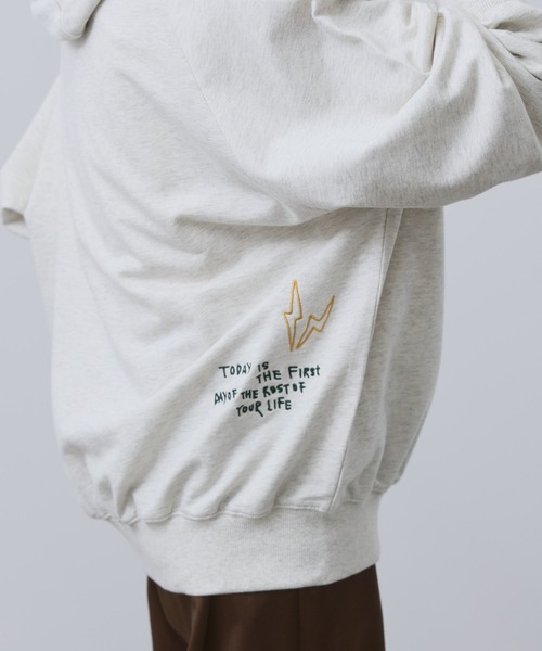 NAVY（ネイビー）の「【NAVY】飛び刺繍 コットン ミニ裏毛 ラグラン プルオーバーパーカー（パーカー・レディース・杢グレー/オフホワイト/グリーン系その他/オートミール・FREE）」の20枚目の写真