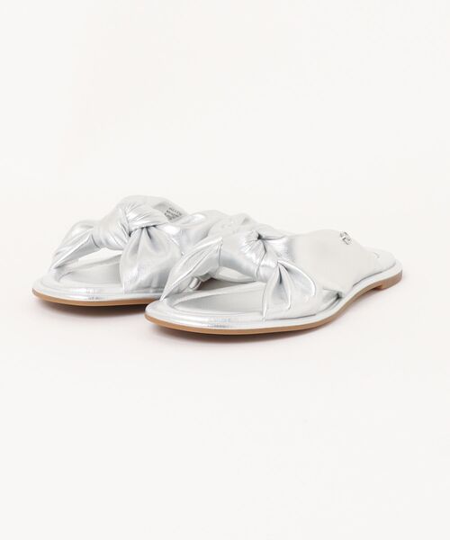 MICHAEL KORS(マイケルコース)の「ELENA FLAT SLIDE Sandal(サンダル・レディース・シルバー・5.5/6/6.5/7/7.5/8)」の1枚目の写真