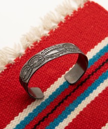 Indian Jewelry（インディアンジュエリー）の「「Indian Jewelry/インディアンジュエリー」0.6インチ スタンプバングル w/ブラックロジウムコーティング（バングル/リストバンド）」