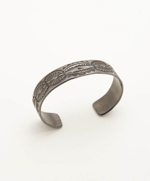 Indian Jewelry（インディアンジュエリー）の「「Indian Jewelry/インディアンジュエリー」0.6インチ スタンプバングル w/ブラックロジウムコーティング（バングル/リストバンド・メンズ・アンティークシルバー・FREE）」の2枚目の写真