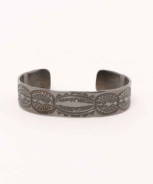 Indian Jewelry（インディアンジュエリー）の「「Indian Jewelry/インディアンジュエリー」0.6インチ スタンプバングル w/ブラックロジウムコーティング（バングル/リストバンド・メンズ・アンティークシルバー・FREE）」の3枚目の写真