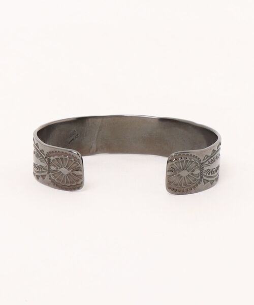 Indian Jewelry（インディアンジュエリー）の「「Indian Jewelry/インディアンジュエリー」0.6インチ スタンプバングル w/ブラックロジウムコーティング（バングル/リストバンド・メンズ・アンティークシルバー・FREE）」の4枚目の写真