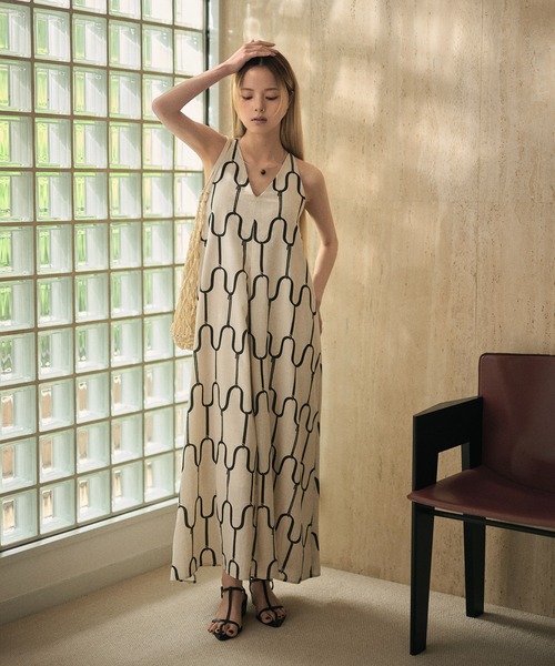 LAULEN(ローレン)の「geometric pattern linen long dress /ジオメトリック柄リネンブレンドロングワンピース(ワンピース・レディース・ブラック/ブラウン・FREE)」の1枚目の写真