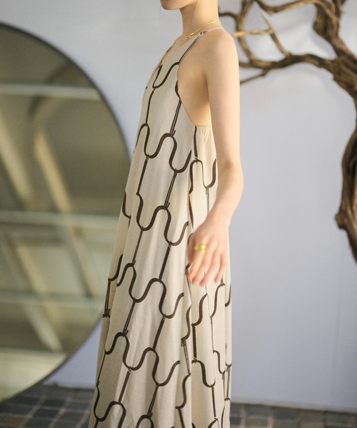 LAULEN(ローレン)の「geometric pattern linen long dress /ジオメトリック柄リネンブレンドロングワンピース(ワンピース・レディース・ブラック/ブラウン・FREE)」の3枚目の写真