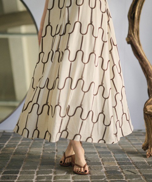 LAULEN(ローレン)の「geometric pattern linen long dress /ジオメトリック柄リネンブレンドロングワンピース(ワンピース・レディース・ブラック/ブラウン・FREE)」の5枚目の写真