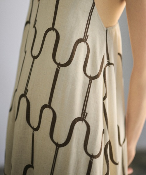 LAULEN(ローレン)の「geometric pattern linen long dress /ジオメトリック柄リネンブレンドロングワンピース(ワンピース・レディース・ブラック/ブラウン・FREE)」の8枚目の写真