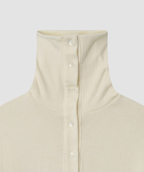 THE LILLE(ザ リル)の「High-Neck Button Open T_Ivory(Tシャツ/カットソー・レディース・その他・FREE)」の4枚目の写真