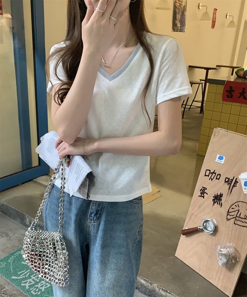 LAFFMO（ラフモ）の「配色VネックTシャツ（Tシャツ/カットソー・レディース・ブラック/ホワイト・M/L）」の4枚目の写真