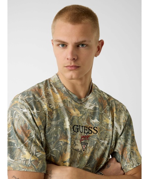 GUESS JEANS(ゲスジーンズ)の「GUESS JEANS Baker Logo Tee Tシャツ 半袖 ロゴTシャツ(Tシャツ/カットソー・メンズ・グリーン系カモフラージュ・MEDIUM/X-LARGE/LARGE/SMALL)」の4枚目の写真