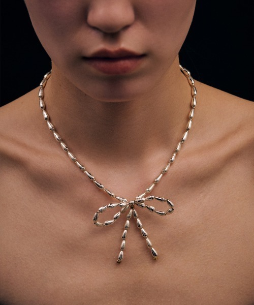 Fauvirame(フォーヴィレイム)の「【Fauvirame】26SS新作 Souffle Beads Ribbon Neckless / スフレビーズリボンネックレス(ネックレス・レディース・Silver・ONE SIZE)」の4枚目の写真