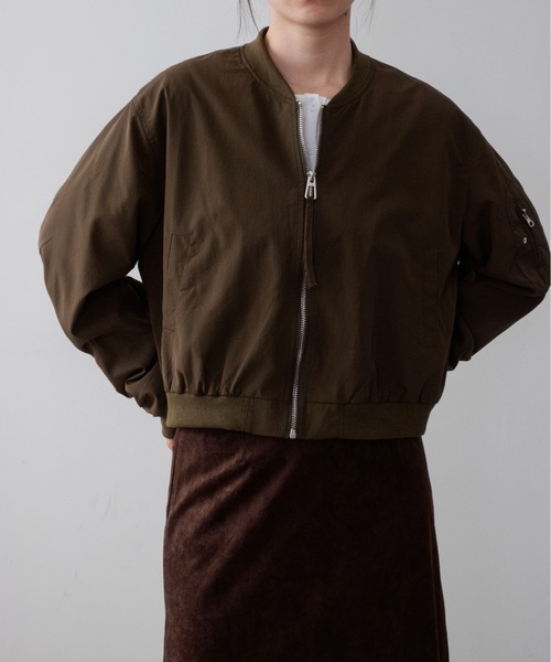 on:nue(オンニュ)の「【on:nue】袖シャーリングショート丈ミリタリーブルゾン /26-27 AW COLLECTION(ブルゾン・レディース・チャコールグレー/カーキ/アイボリー・FREE)」の3枚目の写真