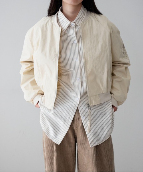 on:nue(オンニュ)の「【on:nue】袖シャーリングショート丈ミリタリーブルゾン /26-27 AW COLLECTION(ブルゾン・レディース・チャコールグレー/カーキ/アイボリー・FREE)」の4枚目の写真