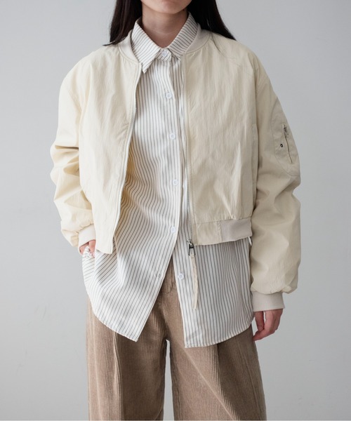 on:nue(オンニュ)の「【on:nue】袖シャーリングショート丈ミリタリーブルゾン /26-27 AW COLLECTION(ブルゾン・レディース・チャコールグレー/カーキ/アイボリー・FREE)」の5枚目の写真