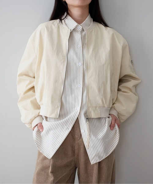 on:nue(オンニュ)の「【on:nue】袖シャーリングショート丈ミリタリーブルゾン /26-27 AW COLLECTION(ブルゾン・レディース・チャコールグレー/カーキ/アイボリー・FREE)」の6枚目の写真