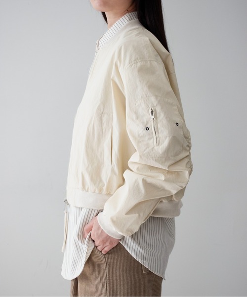 on:nue(オンニュ)の「【on:nue】袖シャーリングショート丈ミリタリーブルゾン /26-27 AW COLLECTION(ブルゾン・レディース・チャコールグレー/カーキ/アイボリー・FREE)」の7枚目の写真
